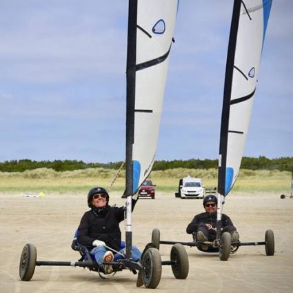 Familie strandsurfing ved Vesterhavet med OurStuff