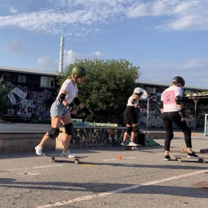 Holdundervisning i skateboard for voksne hos L.O.W Academy